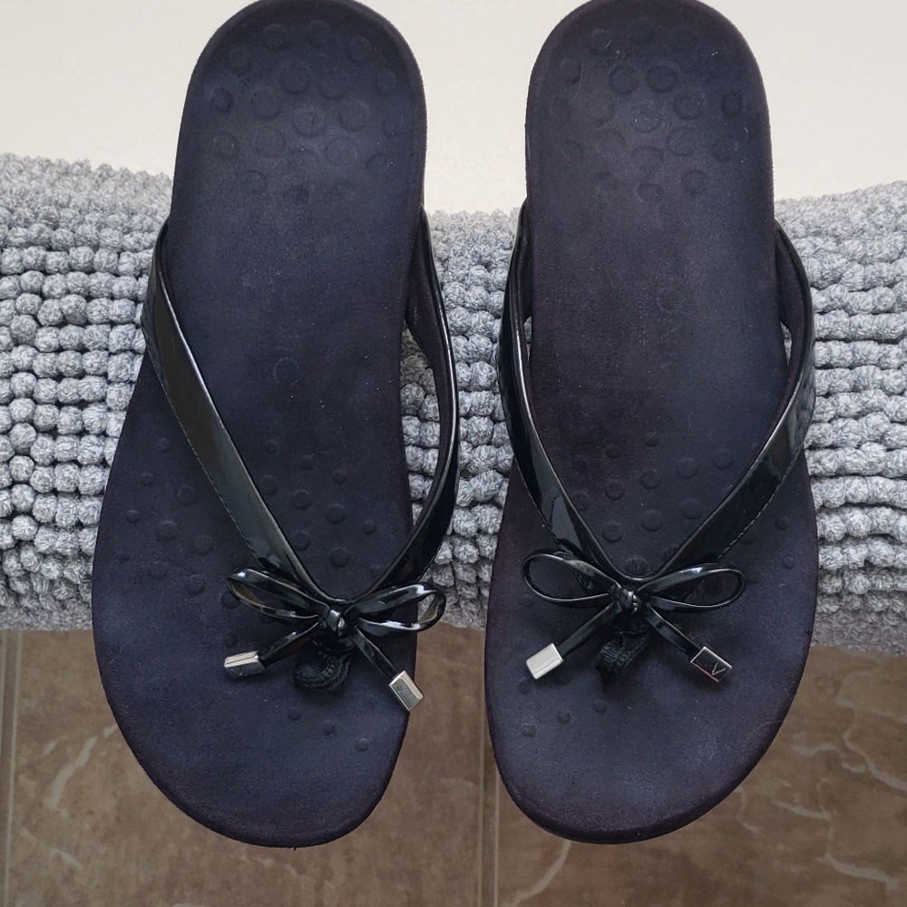 Vionic Patent Black Thong Sandal